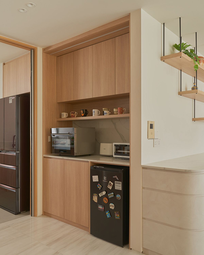 Hệ thống tủ bếp kịch trần, tích hợp lò nướng và tủ lạnh mini gọn gàng