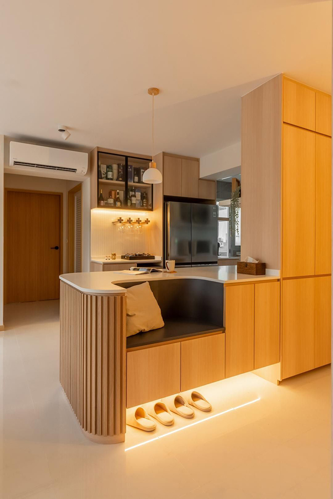  Góc quầy bar kết hợp ghế ngồi và tủ gỗ sáng màu trong căn hộ