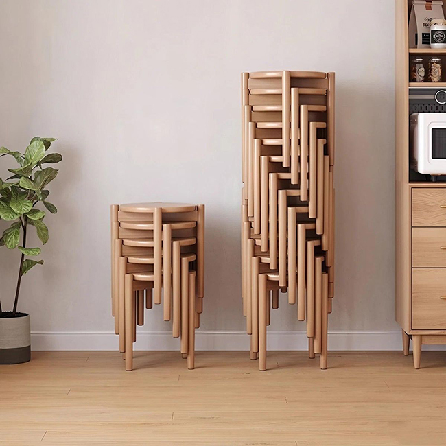 Ghế gỗ xếp chồng lên nhau để tiết kiệm không gian