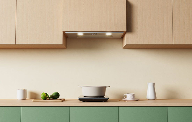 Bếp hiện đại tối giản với tủ gỗ nhạt và tủ dưới màu xanh lá cây