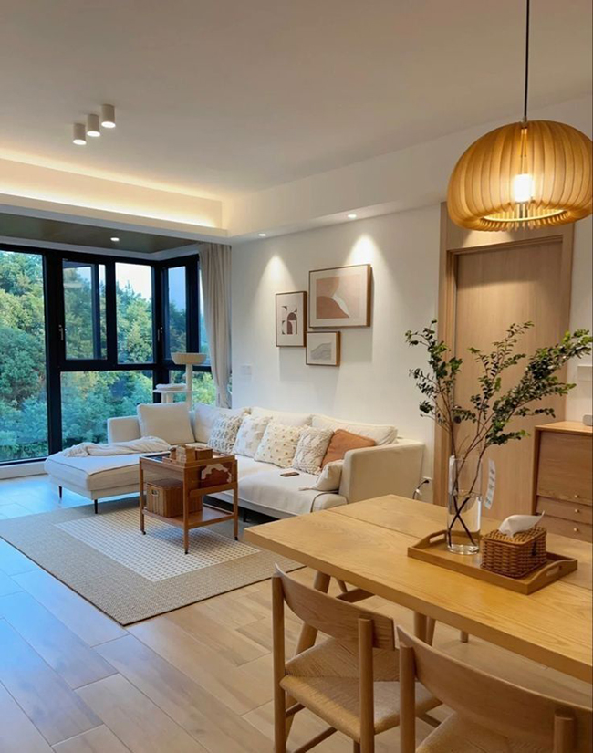 Phòng khách và phòng ăn liền kề với nội thất gỗ sáng màu, phong cách tối giản