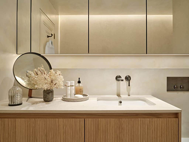 Hệ tủ mặt kính giúp không gian ngăn nắp và rộng rãi hơn