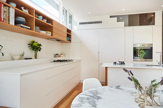 Thiết kế cửa sổ trần (clerestory windows) đưa ánh sáng tự nhiên sâu vào khu vực bếp