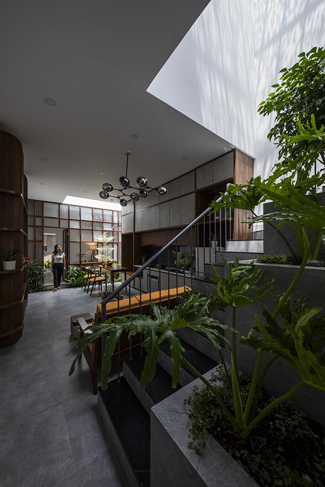 Nhà ống Việt Nam có giếng trời trung tâm, giải pháp kiến trúc lấy sáng và thông gió hiệu quả.