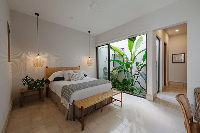 Phòng ngủ tận dụng giếng trời cuối nhà làm sân vườn mini, mang thiên nhiên và ánh sáng vào sâu bên trong