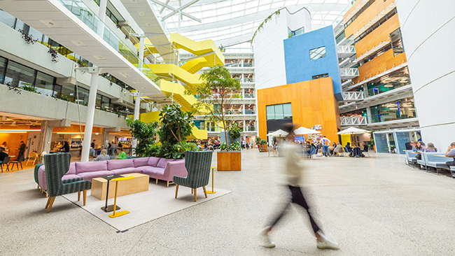Atrium Meta; khu vực linh hoạt; cầu thang nổi bật; văn phòng hiện đại; không gian mở