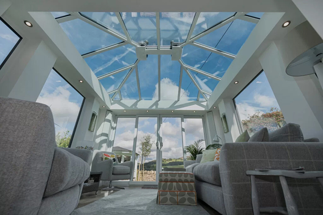 Kính Low-E (Low-Emissivity Glass) trong thiết kế cửa sổ lớn, ngăn tia UV và nhiệt.