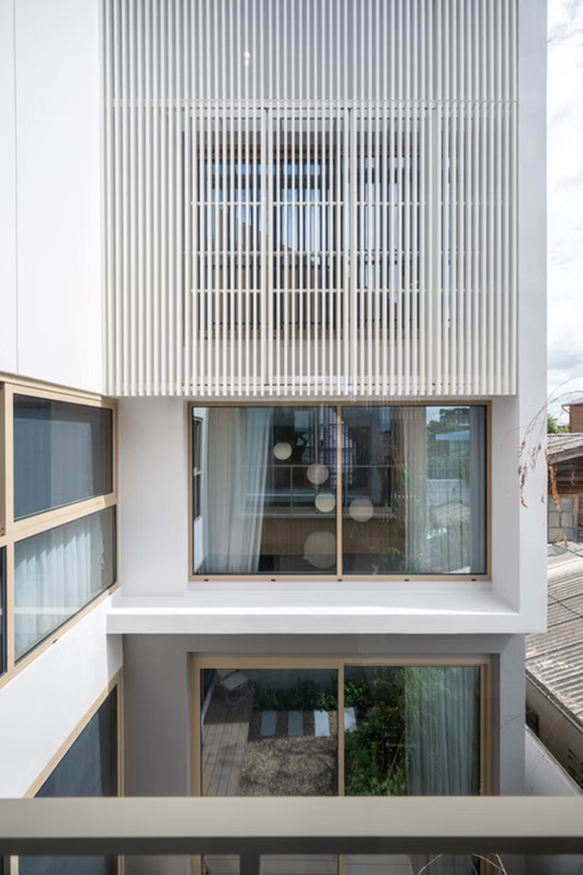 Hệ thống lam chắn nắng (louvers) bảo vệ cửa sổ hướng Tây, kiểm soát cường độ ánh sáng.