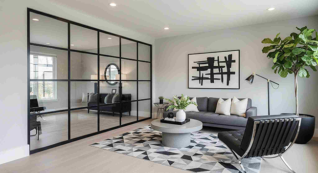 Hình ảnh vách ngăn kính giữa phòng khách và phòng làm việc
