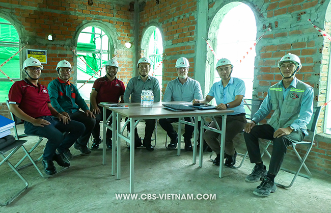 Đội ngũ CBS Việt Nam cùng chuyên gia UKAS và GIC, minh chứng cho chất lượng thi công đạt chuẩn quốc tế ISO 45001.